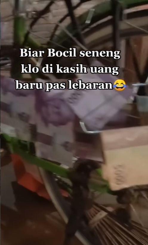 Video viral tutorial mencuci uang yang aman, beredar di media-media sosial. Rekaman itu memperlihatkan cara mencuci uang agar anak-anak senang menerimanya saat Idul Fitri 1443H, 2 Mei 2022 nanti. [Instagram]