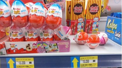 Ilustrasi produk Kinder Joy di meja kasir. Foto: Akun Twitter @PassionTely