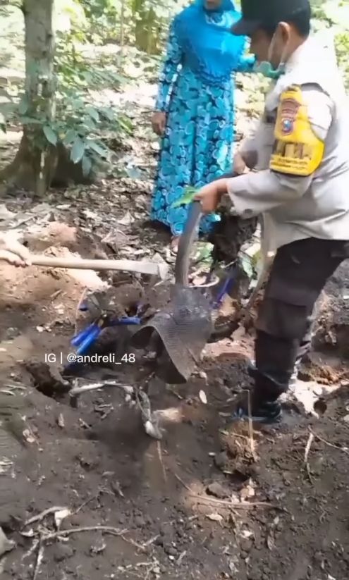 Publik digegerkan oleh video viral di Instagram, yang merekam sejumlah polisi menggali kuburan misterius. Ternyata isinya adalah sepeda. [Instagram]