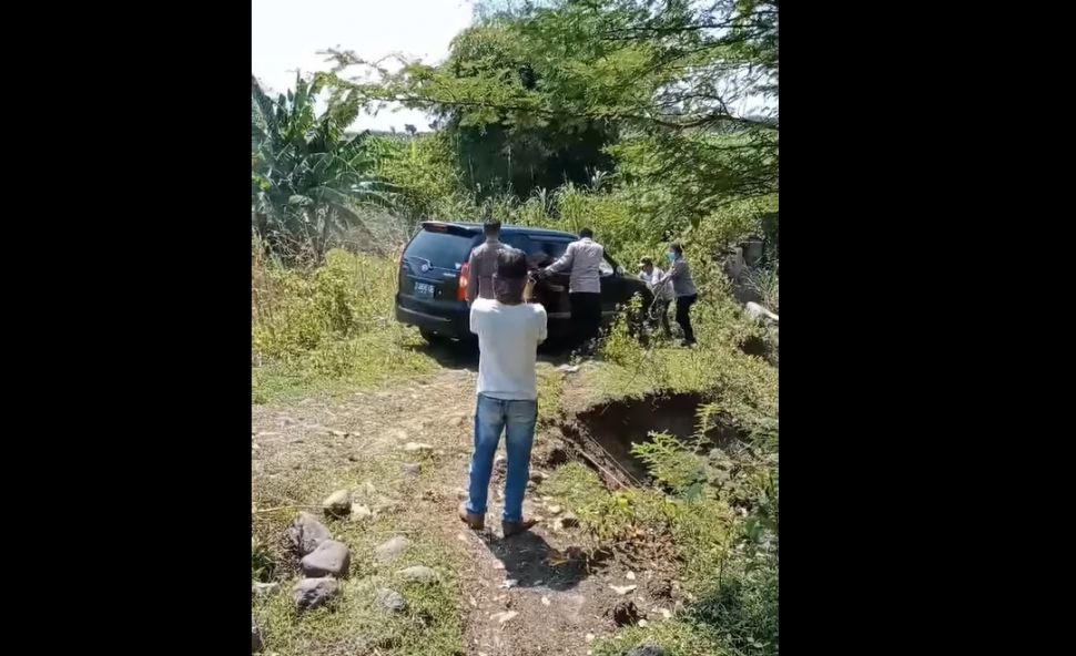 Sejumlah video bernuansa horor, viral di media sosial Facebook. Dalam video itu, terdapat mobil yang ditumpangi satu keluarga pemudik dari Bandung ke Brebes tapi justru tersasar masuk ke dalam hutan. [Facebook]