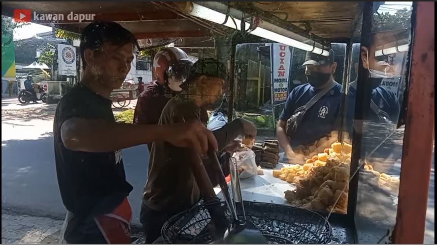 Penjual gorengan dengan omzet Rp150 juta per bulan (YouTube Kawan Dapur)