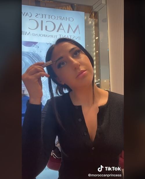 Viral Wanita Pakai Tester Makeup di Pusat Perbelanjaan untuk Berdandan Gratis (tiktok.com/@moroccanprincess)