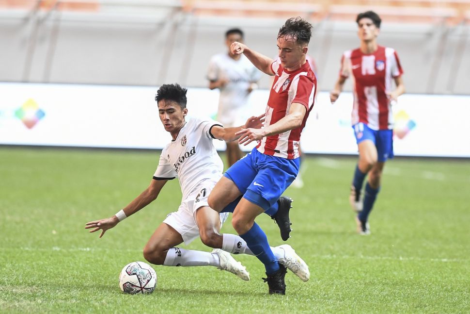 Pesepak bola Atletico Madrid U-18 Hugo Martin Gonzalez (kanan) dihadang pesepak bola Bali United U-18 Shava Da Yansa (kiri) pada pertandingan International Youth Championship (IYC) 2021 di Jakarta International Stadium. Jakarta, Rabu (13/4/2022).ANTARA FOTO/Hafidz Mubarak