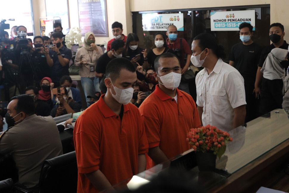 Tersangka pengeroyokan yang juga pengusaha pemilik gerai penjualan gawai, Putra Siregar (tengah) bersama artis Rico Valentino (kiri) dihadirkan saat rilis kasus di Polres Metro Jakarta Selatan, Rabu (13/4/2022). [Suara.com/Angga Budhiyanto]