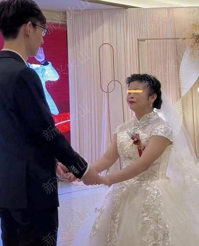 Pernikahan pasangan kekasih yang usianya terpaut jauh, menjadi perhatian publik maupun komunitas daring di China. Pasalnya, pasangan itu disebut sebagai kisah Cinderella dan pangeran abad 21. [Sohu News]