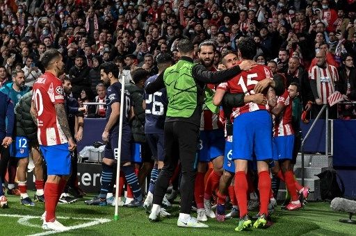 Pemain Atletico Madrid berseteru dengan pemain Manchester City dalam pertandingan leg kedua babak perempat final Liga Champions di Estadio Wanda Metropolitano, Kamis (14/4/2022). [AFP]