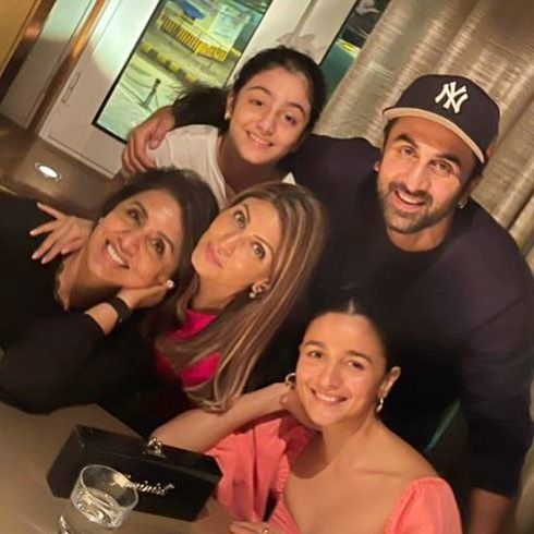 Alia Bhatt terlihat sudah sangat dekat dengan keluarga Ranbir Kapoor. [Instagram]