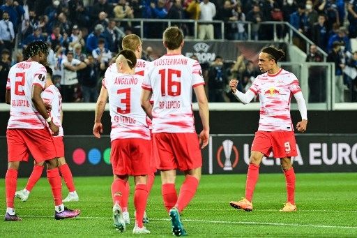 Pemain RB Leipzig merayakan keberhasilan mereka melaju ke semifinal Liga Europa setelah mengalahkan Atalanta dengan skor 2-0 (3-1) pada leg kedua babak perempat final di Stadion Gewiss, Bergamo, Kamis (14/4/2022). [AFP]