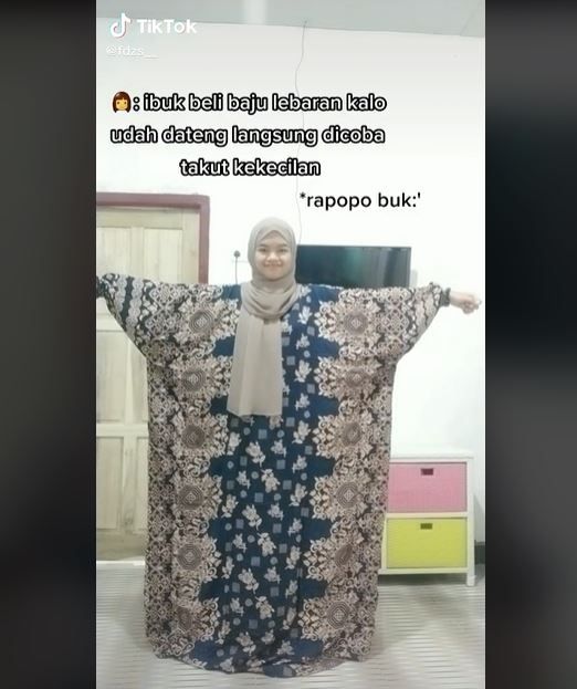 Viral Wanita Disuruh Coba Baju Lebaran, Malah Mirip Kelelawar (tiktok.com/@fdzs__)