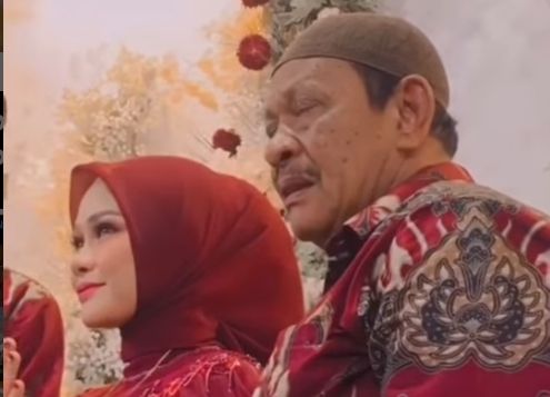 Akun Instagram @underc0ver.id, mengunggah potongan video seorang ayah yang tampak menahan air mata tatkala mendampingi sang putri di pelaminan. [Instagram]