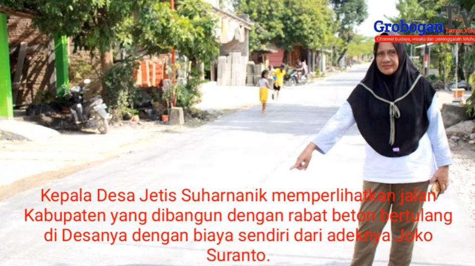 Joko Suranto, warga Kabupaten Grobogan, Jawa Tengah, ini sangat pas bila disematkan julukan sebagai crazy rich Grobogan. Sebab, Joko Suranto ikhlas mengeluarkan dana pribadi sampai Rp 2,8 miliar untuk memperbaiki jalan pemerintah yang menuju rumah orangtuanya. [YouTube/Grobogan TV]