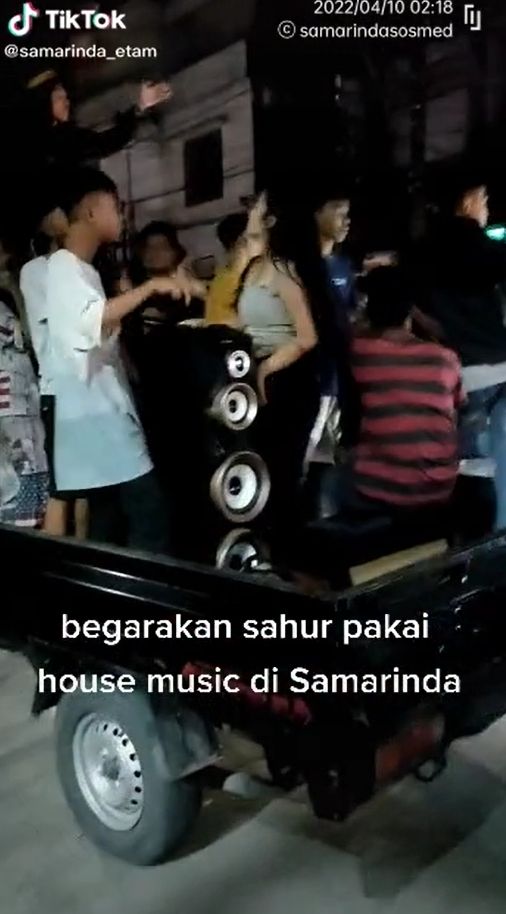 Video viral di Tiktok merekam aksi sejumlah remaja putra dan putri di Samarinda, Kalimantan Timur, yang membangunkan warga untuk santap sahur memakai musik dugem. [TikTok]