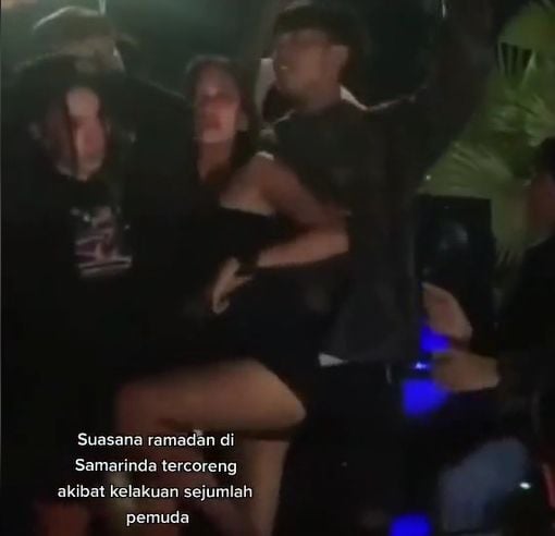 Video viral di Tiktok merekam aksi sejumlah remaja putra dan putri di Samarinda, Kalimantan Timur, yang membangunkan warga untuk santap sahur memakai musik dugem. [TikTok]