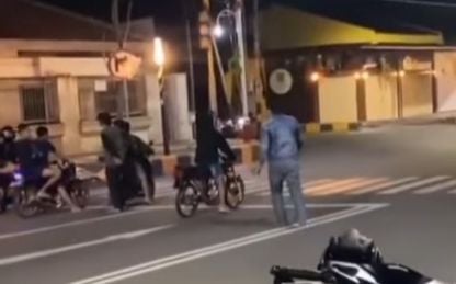 Seorang joki balap liar mendadak langsung ciut nyalinya karena sepeda motornya ditendang lelaki misterius. Lelaki misterius itu menerjang sepeda motor yang tengah di-setting sang joki hingga jatuh. [Instagram/@andrei_48]