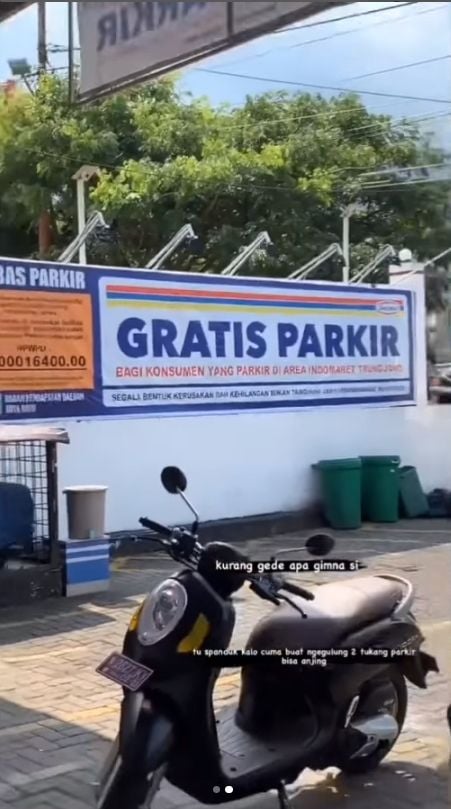 Warga memotret juru parkir yang meresahkan karena menjaga area minimarket berspanduk 'Gratis Parkir'. [Instagram]