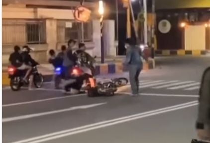 Seorang joki balap liar mendadak langsung ciut nyalinya karena sepeda motornya ditendang lelaki misterius. Lelaki misterius itu menerjang sepeda motor yang tengah di-setting sang joki hingga jatuh. [Instagram/@andrei_48]