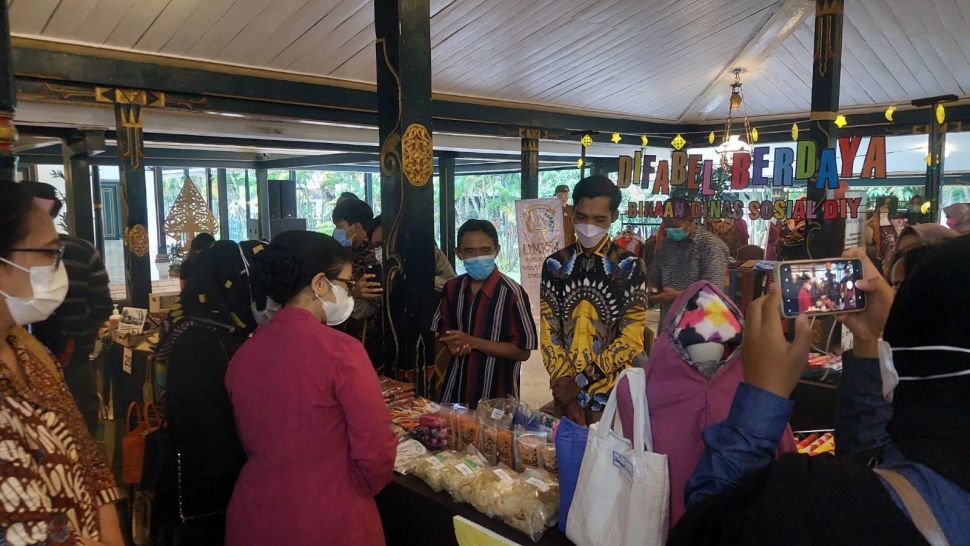 GKBRAA Paku Alam X ketika sendang berkunjung ke tenant UMKM Disabilitas di Bedug Ramadhan Royal Ambarrukmo Yogyakarta. (Suara/Arendya)