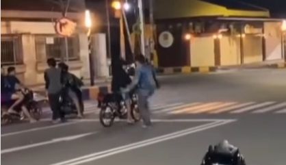 Seorang joki balap liar mendadak langsung ciut nyalinya karena sepeda motornya ditendang lelaki misterius. Lelaki misterius itu menerjang sepeda motor yang tengah di-setting sang joki hingga jatuh. [Instagram/@andrei_48]