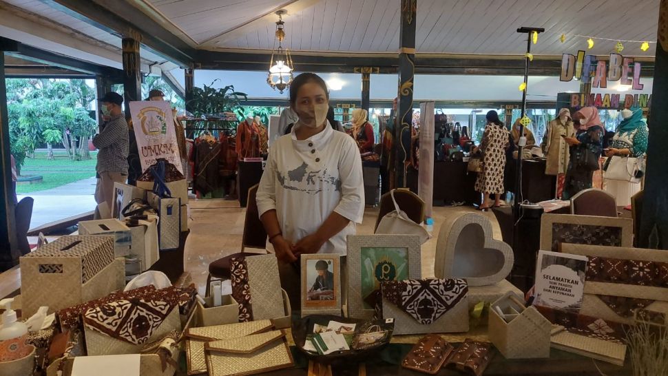 Kerajinan anyaman pandan oleh Pandam Bantul di Bedug Ramadhan Royal Ambarrukmo Yogyakarta. (Suara/Arendya)