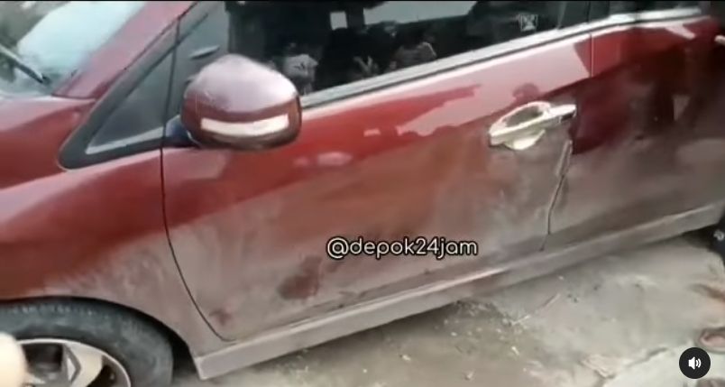 Publik dihebohkan oleh video viral di Instagram, yang merekam warga menangkap pencuri susu bayi. Peristiwa itu terjadi di Cipayung, Depok, Jawa barat. [Instagram/Depok24jam]