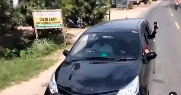 Penumpang Sigra Acungkan Jari Tengah ke Petugas dan Mendahului Damkar. (Instagram/andreli_48)