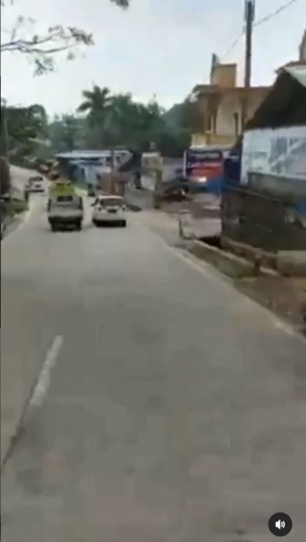 Viral di lini masa media sosial, video detik-detik pengejaran mobil yang ditumpangi tiga warga negara asing asal Timur Tengah, di daerah Cianjur, Jawa Barat. [Instagram]