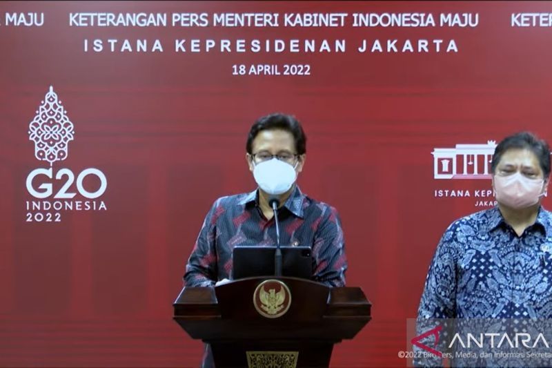 Menteri Kesehatan Budi Gunadi Sadikin (tengah) dalam Keterangan Pers Menteri terkait Hasil Ratas PPKM, Kantor Presiden 18 April 2022 yang diikuti secara daring di Jakarta, Senin (18/4/2022). (ANTARA/Hreeloita Dharma Shanti)