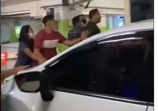 Sebuah video viral merekam peristiwa pemilik mobil memukul petugas loket parkir di Jogja City Mall. Video itu beredar di media-media sosial, Minggu (17/4/2022). [Instagram]