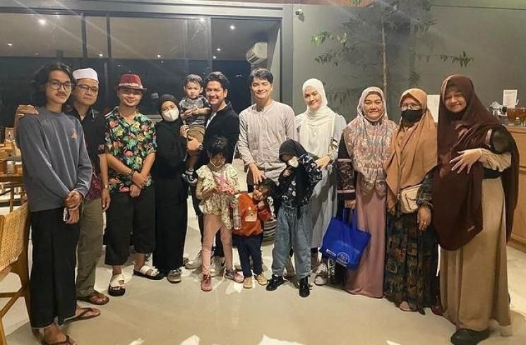 Momen Zikri Daulay Buka Puasa Bareng Keluarga. (Instagram/zikridaulay1)