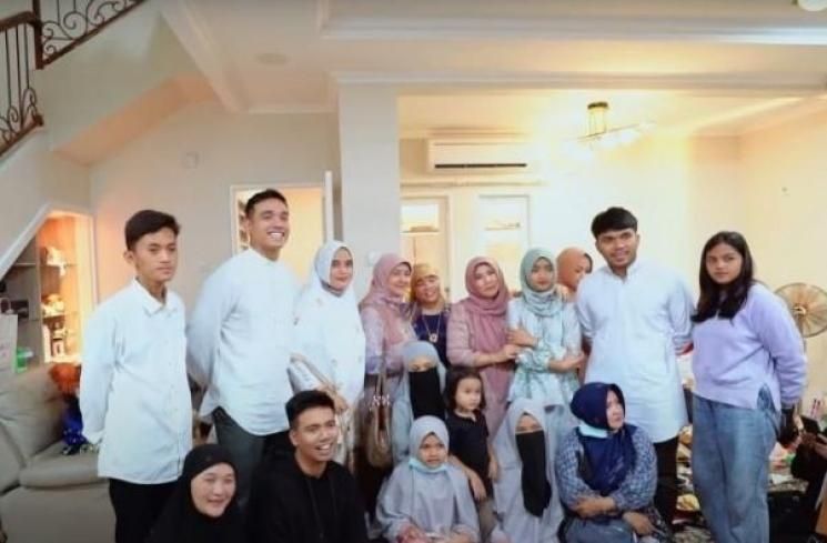 Momen Syukuran Rumah Baru Gala Sky. (YouTube/Fuji an)