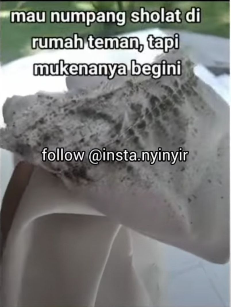 Perempuan Ragu Mau Salat Gara-Gara Kondisi Mukena Milik Teman. (Instagram/@nyinyir_update_official)