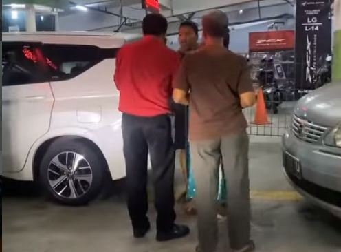 Sebuah video viral merekam peristiwa pemilik mobil memukul petugas loket parkir di Jogja City Mall. Video itu beredar di media-media sosial, Minggu (17/4/2022). [Instagram]