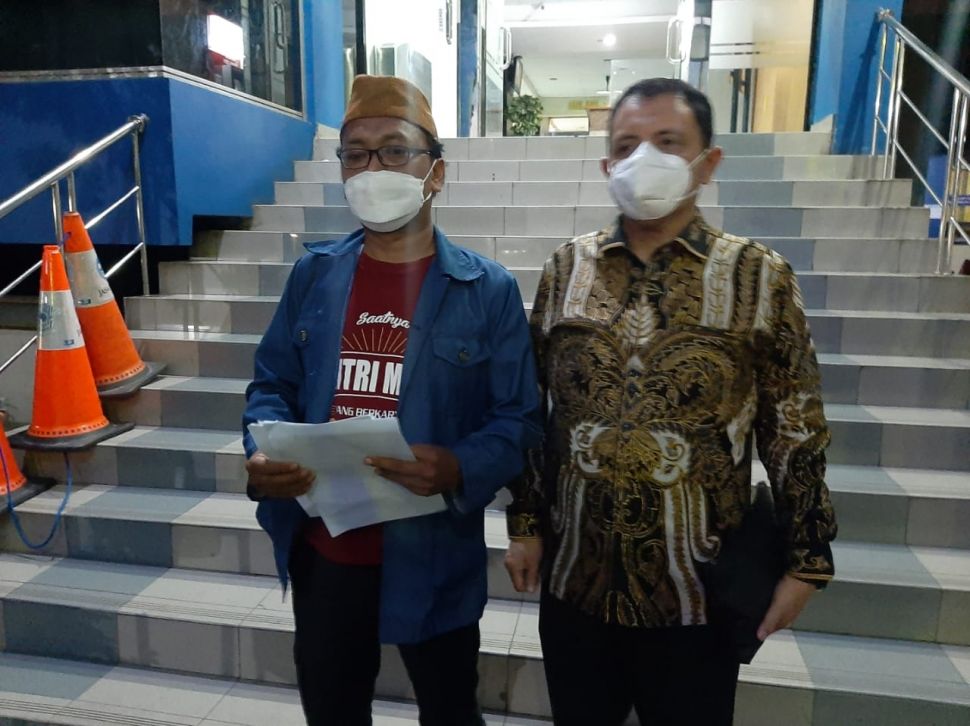 Politikus Partai Solidaritas Indonesia atau PSI, Guntur Romli resmi melaporkan guru besar Universitas Gadjah Mada (UGM), Profesor Karna Wijaya ke Polda Metro Jaya. Dia dilaporkan atas dugaan kasus pengancaman. [Suara.com/Muhammad Yasir]