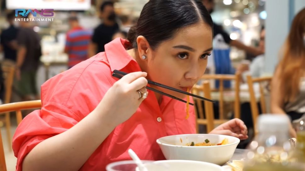 Potret Nagita Slavina Buka Puasa di Singapura (YouTube/Rans Entertainment)