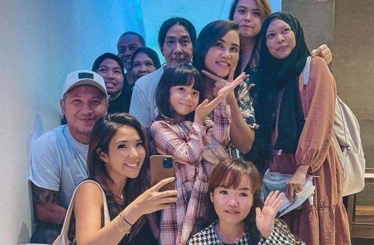 Potret Gisel dan Gading Rayakan Ultah Oma Rita (Instagram/@gadiiing)