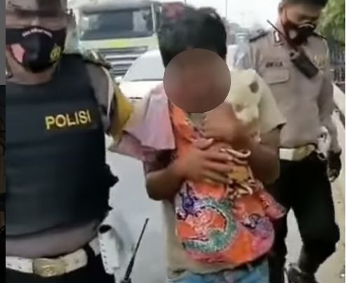 Seorang lelaki di Surabaya, Jawa Timur, terekam video amatir hendak bunuh diri dari atas papan reklame di Tol Satelit, Sukomanunggal. [Instagram]