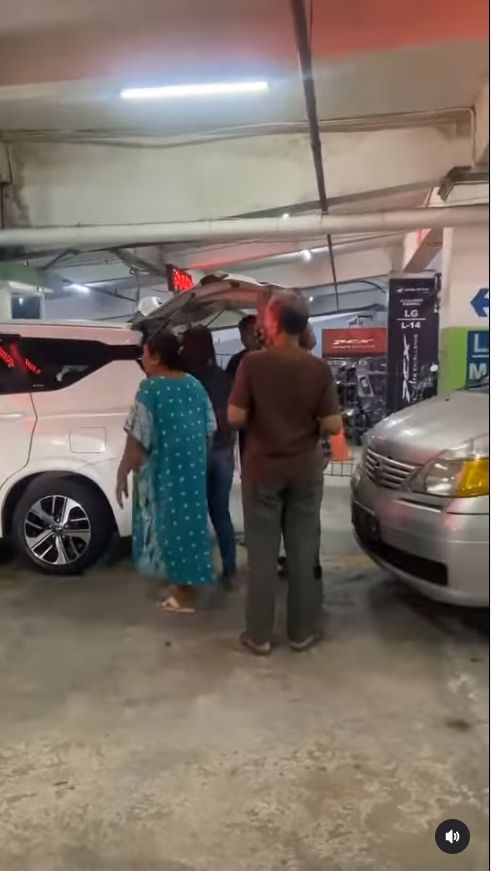 Sebuah video viral merekam peristiwa pemilik mobil memukul petugas loket parkir di Jogja City Mall. Video itu beredar di media-media sosial, Minggu (17/4/2022). [Instagram]