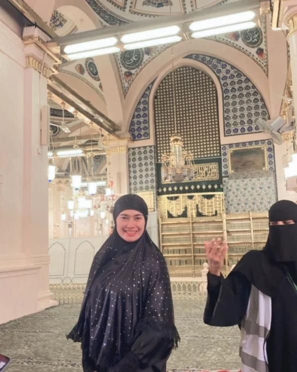 Potret Cathrine Wilson Ibadah Umrah di Bulan Ramadhan (Instagram/cathrinewilson)