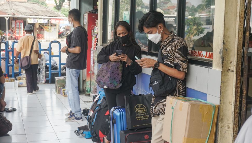 Calon pemudik menunggu di Kampung Rambutan, Jakarta Timur, Senin (18/4/2022). [Suara.com/Alfian Winanto]