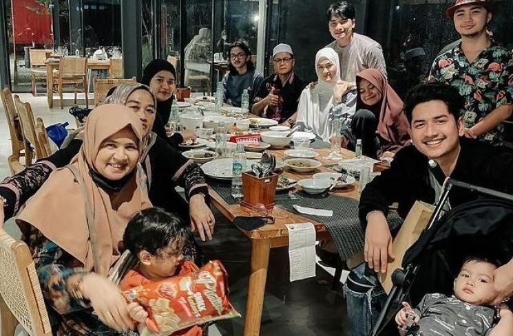 Momen Zikri Daulay Buka Puasa Bareng Keluarga. (Instagram/zikridaulay1)