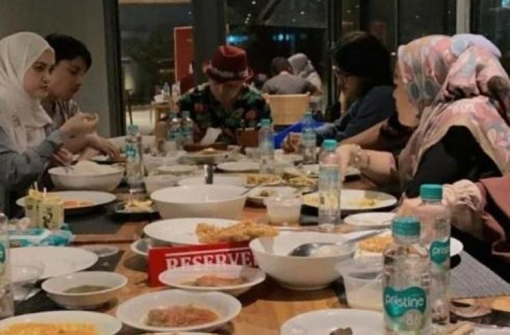 Momen Zikri Daulay Buka Puasa Bareng Keluarga. (Instagram/zikridaulay1)