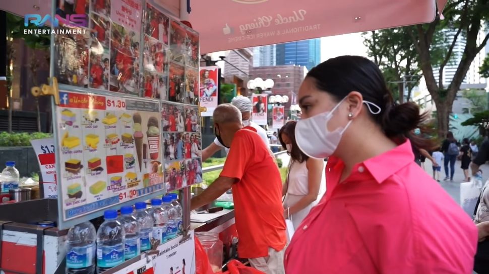 Potret Nagita Slavina Buka Puasa di Singapura (YouTube/Rans Entertainment)