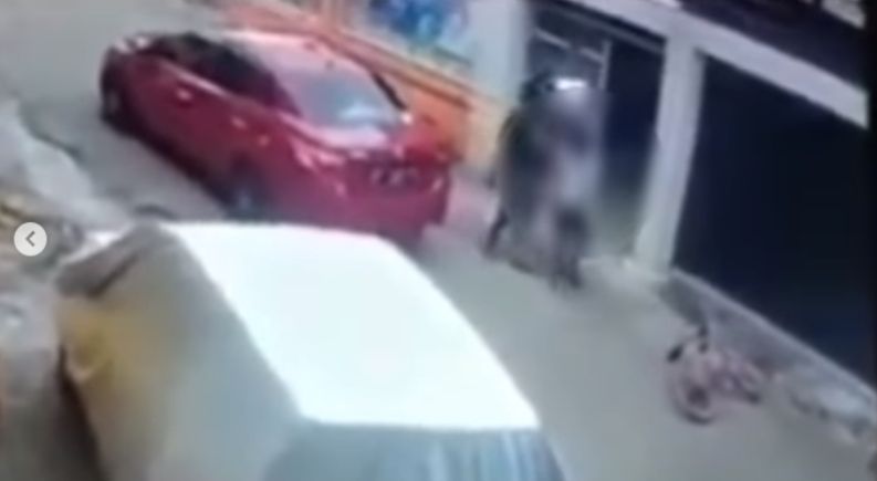 Brigadir FZ, anggota Polsek Murhum, Kota Baubau, Sulawesi Tenggara, terekam CCTV menganiaya bocah berusia 10 tahun berinisial HK. [Instagram]