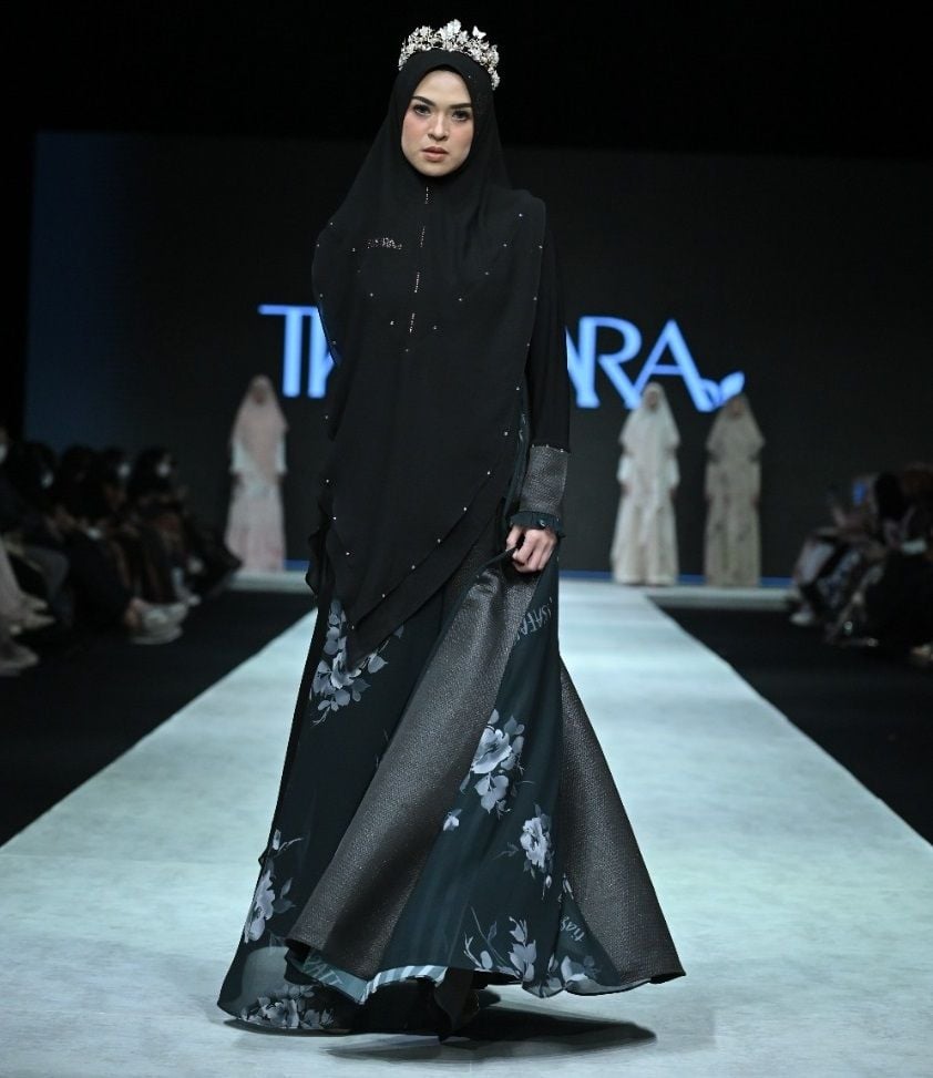 Salah satu koleksi Tiasafara yang ditampilkan di ajang Indonesia Fashion Week 2022. [dokumentasi pribadi]