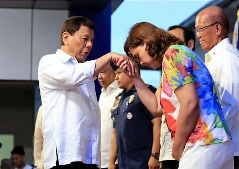 Presiden Filipina Rodrigo Duterte dalam salah satu kegiatan bersama putrinya, Sara Duterte, beberapa waktu lalu. [GN/Tim Kepresidenan Filipina]