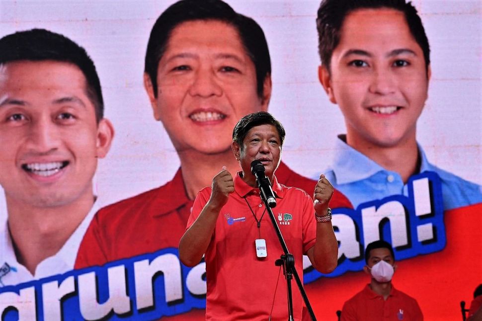 Calon Presiden Filipina, Bongbong Marcos, dalam salah satu acara kampanye di Provinsi Ilocos Norte, 25 Maret 2022 lalu. [Ted Aljibe/AFP/Getty]