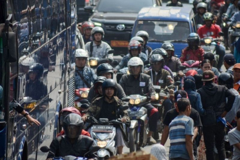 Ilustrasi--Arus mudik lebaran, kendaraan terjebak kemacetan di Padalarang, Kabupaten Bandung Barat, Jawa Barat. (Antara/Raisan Al Farisi)