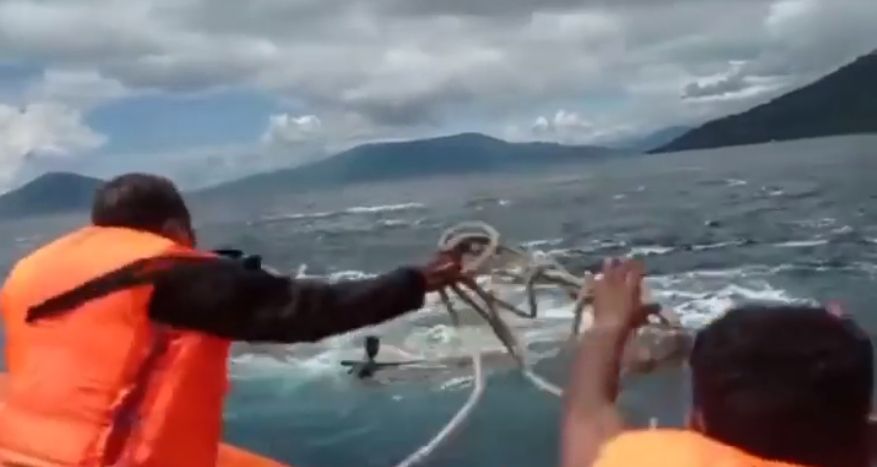 Tim SAR Basarnas mendapat pujian dari publik, setelah video mereka menyelamatkan seorang nelayan yang terjebak pusaran air di tengah laut viral di media-media sosial, Selasa (19/4/2022). [Instagram]