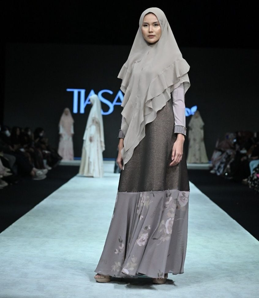 Salah satu koleksi Tiasafara yang ditampilkan di ajang Indonesia Fashion Week 2022. [dokumentasi pribadi]