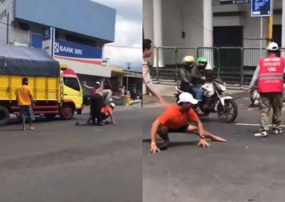 Bapak-bapak Berpose Bak Spiderman di Tengah Jalan saat Dirazia Polisi, Warganet: Peter Parkir. (Instagram/fakta.indo)